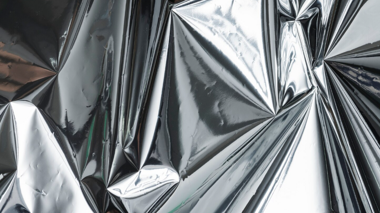 Берем простую фольгу - и дом прогревается буквально за 30 минут, даже когда за окном −30 Дешевый лайфхак: как утеплить квартиру за 5 мин...