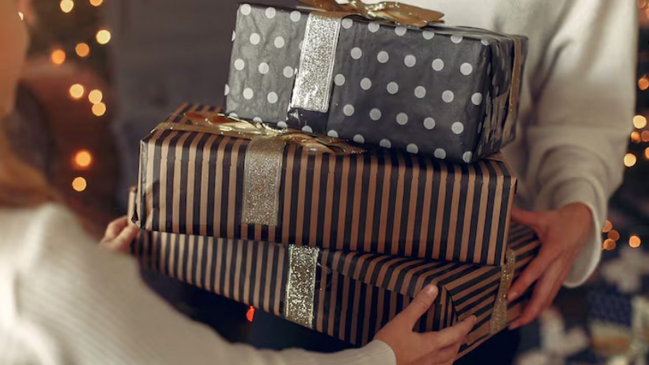 Идеи недорогих подарков до 300 рублей: как удив...