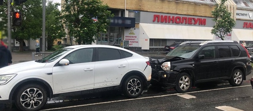 Вытолкнул из машины пожилую женщину...