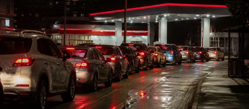 Очередь из десятка машин на заправке «Роснефти»...