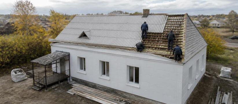 В Приводино третий год ремонтируют крышу ФАПа з...