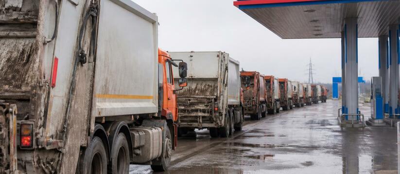 Мусоровозы в Архангельской области вынуждены ез...