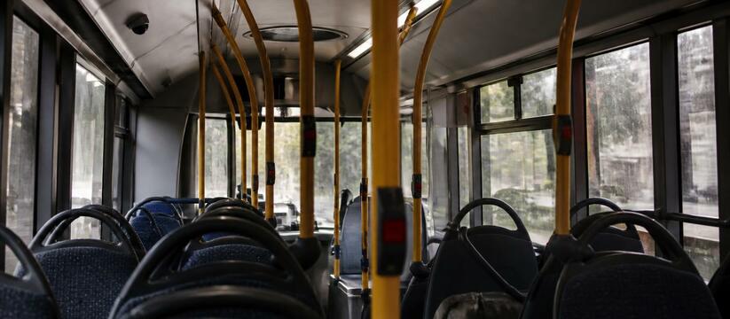 В Архангельске кондуктору, на которого упал пас...