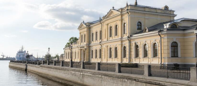 Фасад архангельского МРВ на время реконструкции окрасится в цвет крем-брюле Фасад архангельского МРВ во время реконструкции...