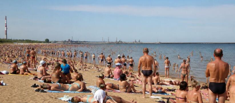 Сотни северян вышли на берег Белого моря в Северодвинске Сотни жителей Северодвинска вышли на пляж Белог...