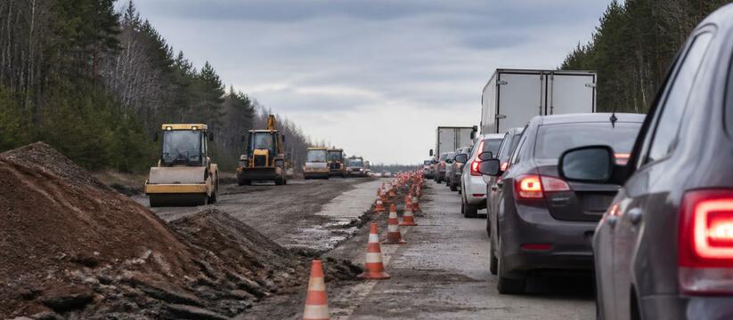 На трассе М-8 под Северодвинском ввели реверс: пробки по два часа Из-за ремонта асфальта на трассе М-8 под Северо...