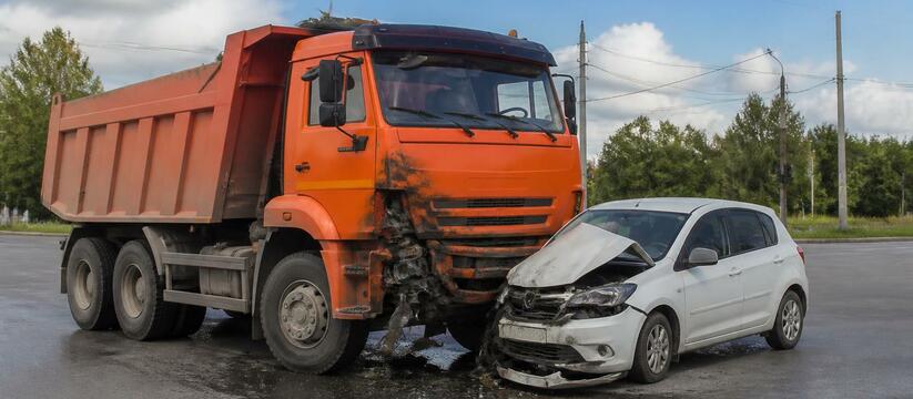 В Вельске Renault боднул КАМАЗ В Вельске 4 августа Renault столкнулся с КАМАЗо...