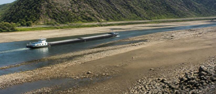 Из-за жары и засухи уровень воды в Рейне упал д...