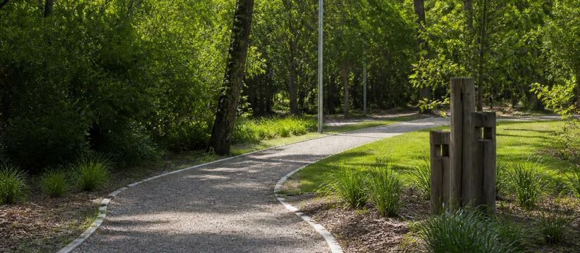 В поселке Вычегодский Котласа парк благоустроен...