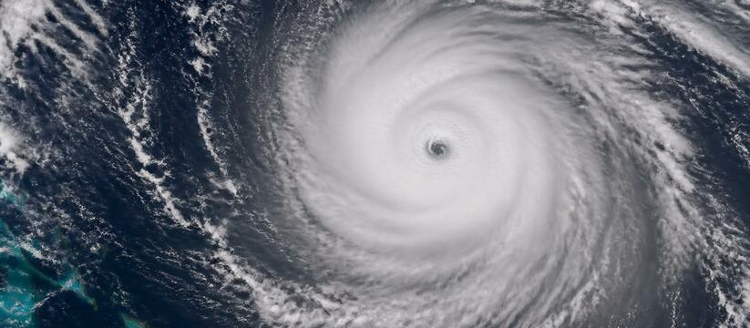 ИИ дает 30 дополнительных часов на подготовку к урагану ИИ-система WeatherNext Cyclones от Google DeepM...