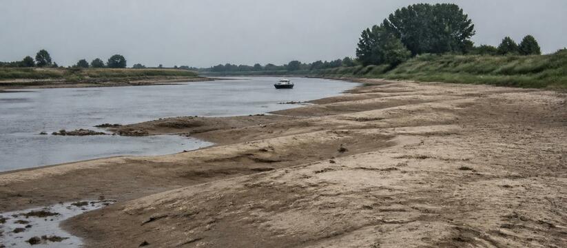 Нидерланды пересыхают: Рейн обмелел до рекорда, а ресторан застрял в грязи Из-за рекордной засухи в Нидерландах обмелел Ре...