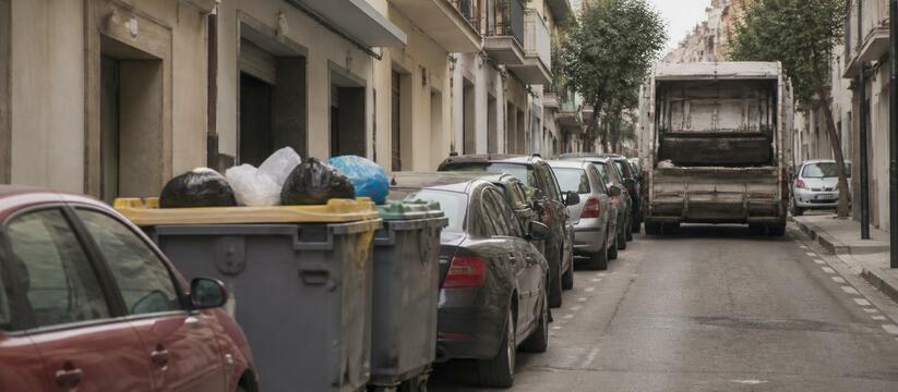 В Архангельске автомобили мешают мусоровозам подъехать к контейнерам В Архангельске прошел рейд по контейнерным площ...