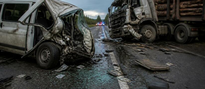 Под Архангельском маршрутка столкнулась с лесовозом: 13 погибших, среди них дети На трассе М-8 под Архангельском маршрутка столк...