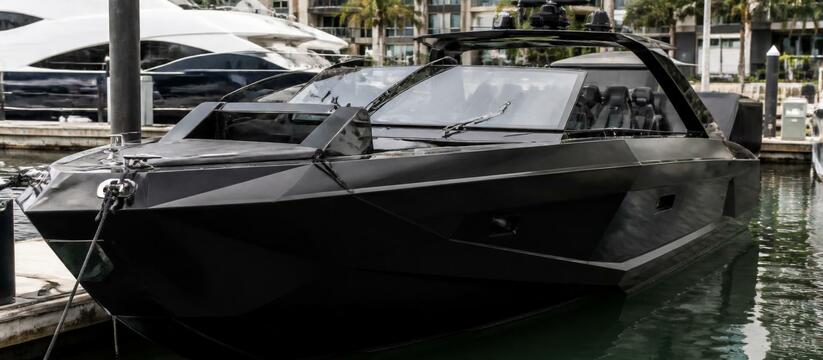 Brabus представил катер Shadow 1000 XC Cross Cabin за 47 млн рублей Brabus представил катер Shadow 1000 XC Cross Ca...