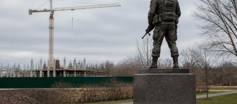 В Северодвинске установят бронзовый монумент в память о трех поколениях бойцов В Северодвинске началась установка бронзового м...
