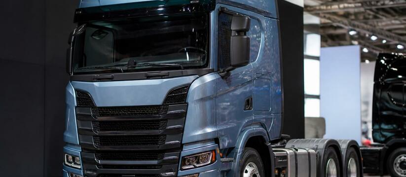 КамАЗ показал тягач для перевозки опасных грузов КамАЗ представил на Comtrans-2026 тягач КамАЗ-6...