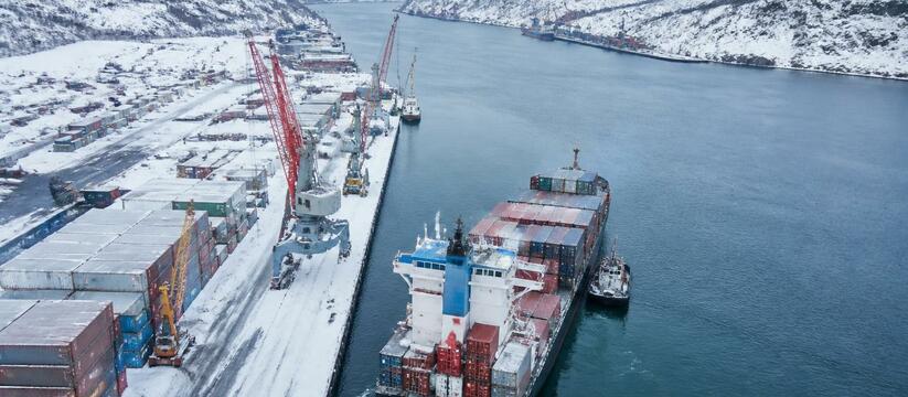 Первое китайское судно с 880 контейнерами зашло...