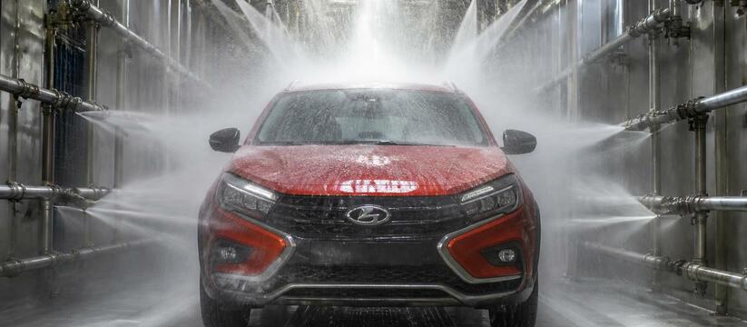 Новые LADA проходят испытание в дождевальной ка...