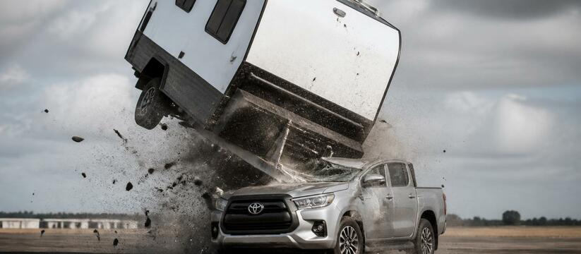 Toyota сбросила прицеп на пикап Hilux для испыт...