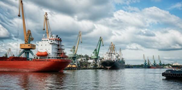 Губернатор поздравил работников морского и речн...