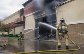 В Архангельске потушили пожар в ТЦ «Полюс»