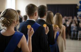 В Архангельске 250 выпускников получили золотые...