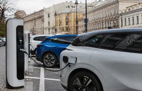 Продажи электромобилей в РФ выросли из-за пробл...