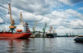 Губернатор поздравил работников морского и речн...