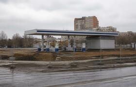 В Архангельске забором огородили две заправки