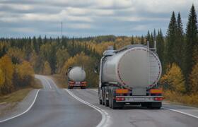 В Архангельскую область едут 35 цистерн с бензином
