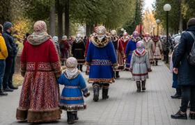 Парад семей в Котласе: народные костюмы и север...