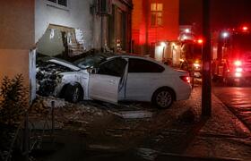 В Северодвинске автомобиль влетел в жилой дом