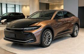 Toyota показала обновленный кроссовер Crown