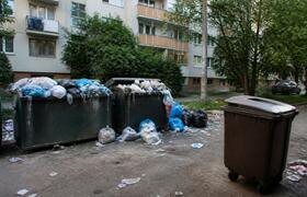 Во дворах — склад мусора: губернатор поручил на...