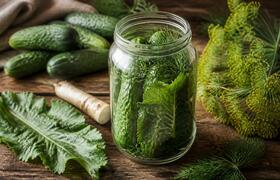 Как приготовить хрустящие бочковые огурцы: реце...