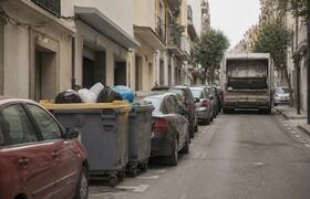 В Архангельске автомобили мешают мусоровозам по...