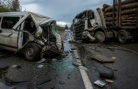 Под Архангельском маршрутка столкнулась с лесов...