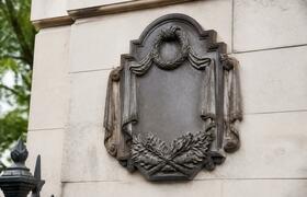 В Архангельске обновили мемориальную доску комп...