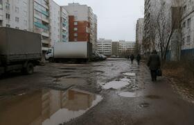 В Архангельске фуры перебрались с обочин во дво...