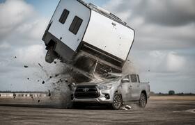 Toyota сбросила прицеп на пикап Hilux для испыт...